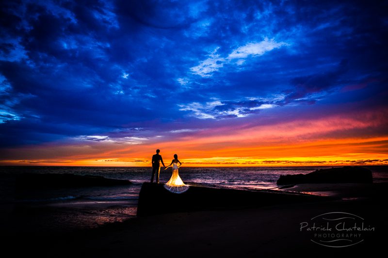PHOTOGRAPHY OF A COUPLE AT SUNSET BY THE OCEAN NEAR BORDEAUX, FRANCE
