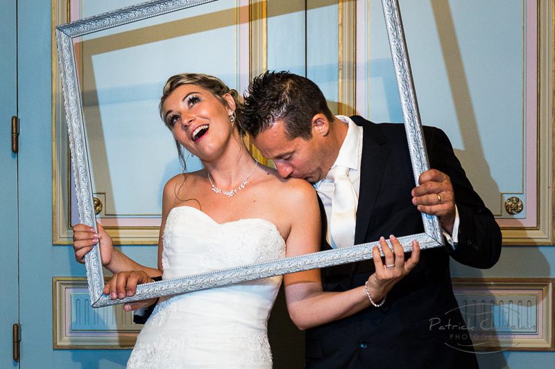 Photo du marié qui embrasse la mariée. Location de borne photobooth selfie-box photomaton pau bordeaux tarbes