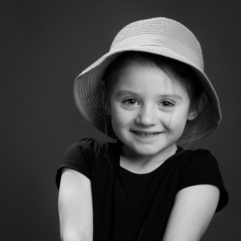 Photographe de portrait sur Pau en Béarn. Image d'une petite fille faite en studio.