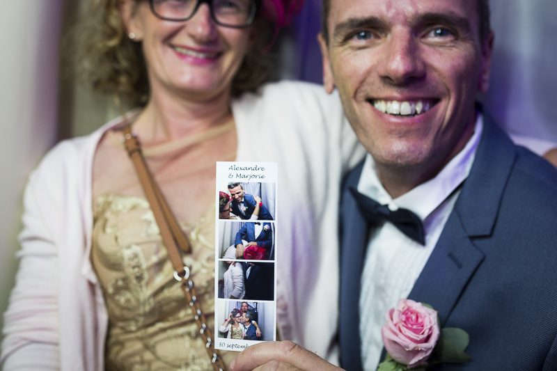 Couple montrant le tirage papier professionnel d'une Location de borne photobooth selfie-box photomaton pau bordeaux tarbes
