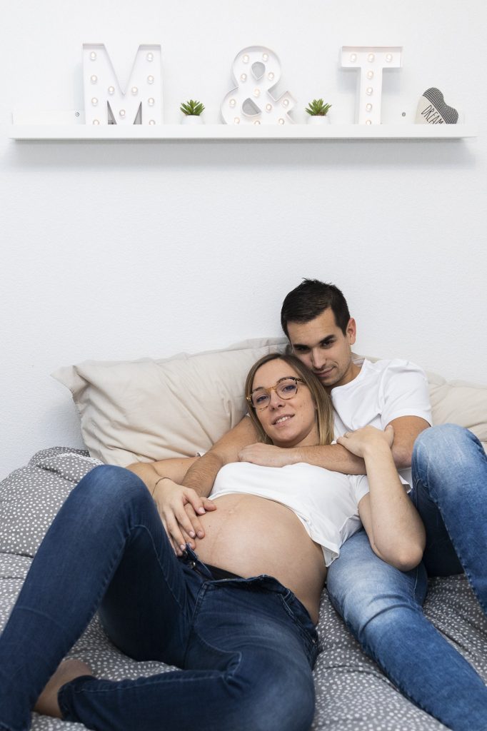 Session photo de grossesse à la maison avec un rendu studio