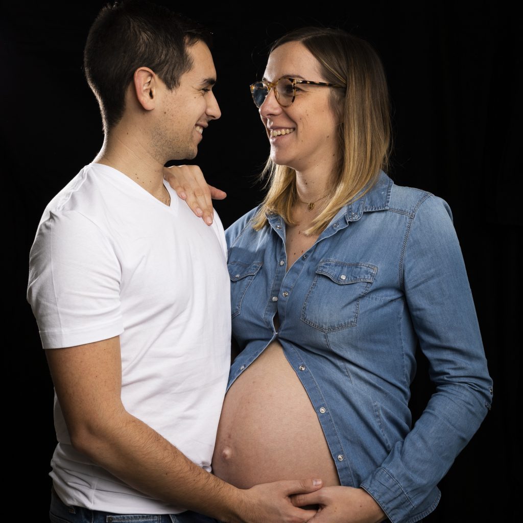 Session photo de grossesse à la maison avec un rendu studio