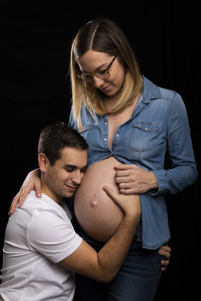 Session photo de grossesse à la maison avec un rendu studio