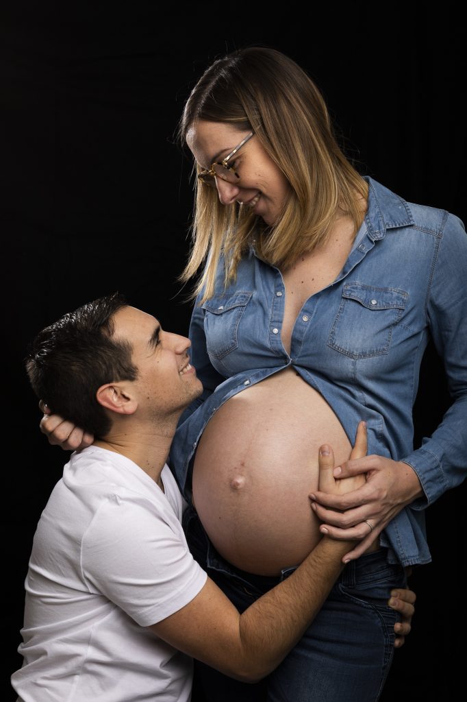 Session photo de grossesse à la maison avec un rendu studio