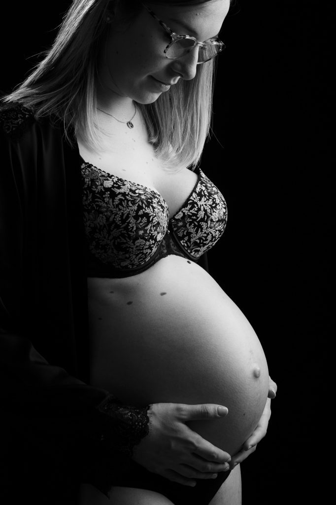 photographe de grossesse images noir et blanc studio