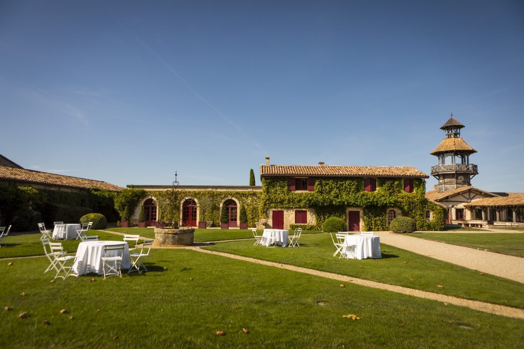 Mariage de C+A au Château Smith Haut Lafitte. Images réalisée par le photographe Patrick Chatelain dans un style photo-journalistique.