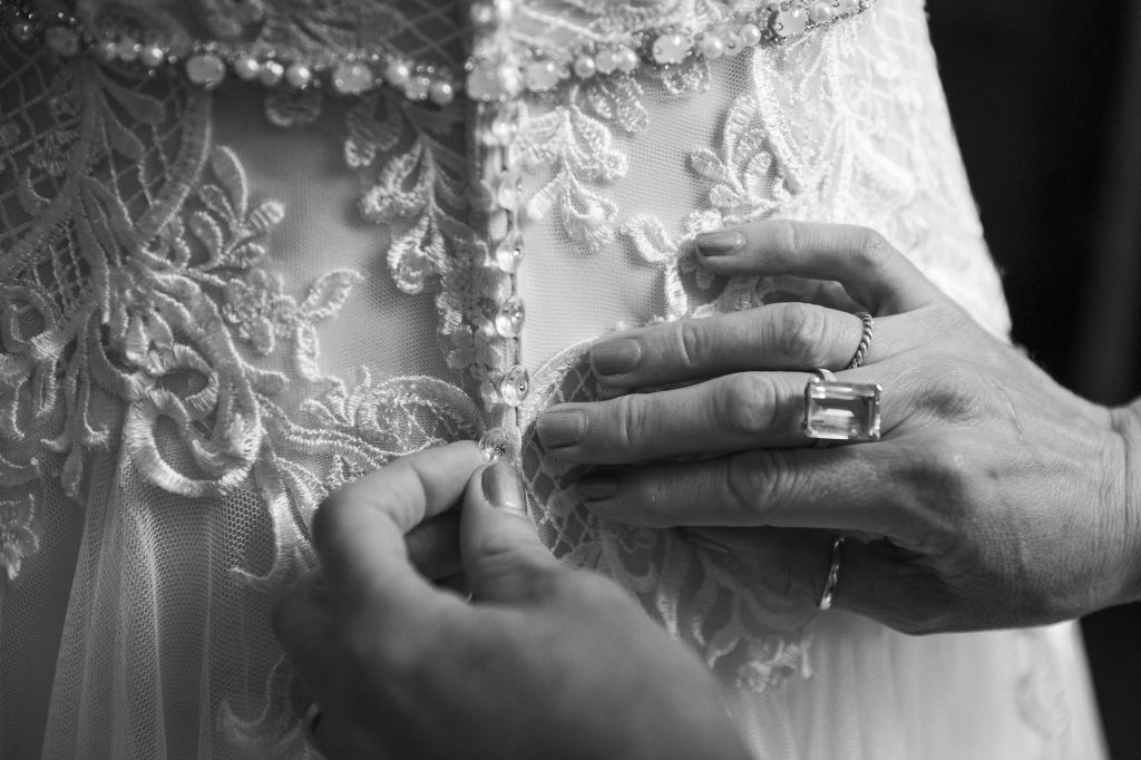 bride getting ready, wedding photographer bordeaux, wedding photographer, chateau sentout
