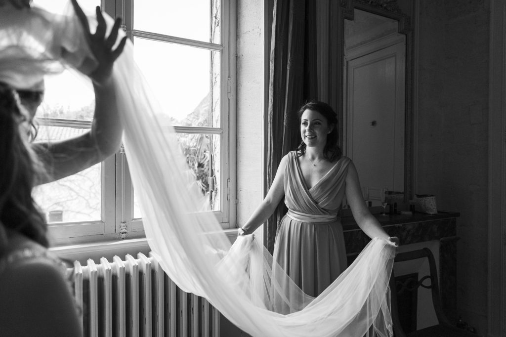 bride getting ready, wedding photographer bordeaux, wedding photographer, chateau sentout