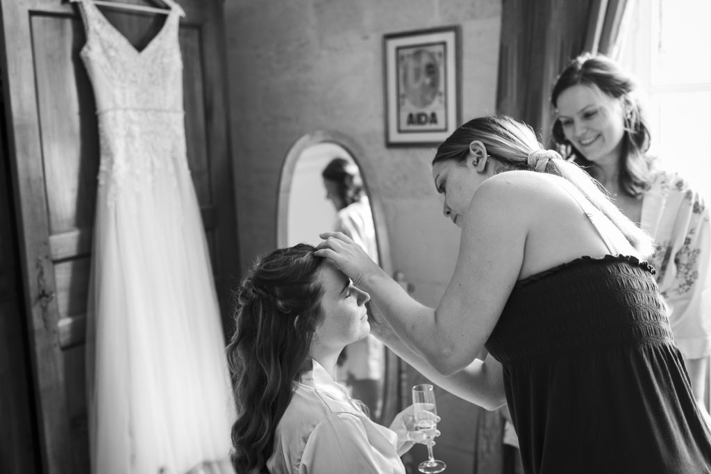 bride getting ready, wedding photographer bordeaux, wedding photographer, chateau sentout