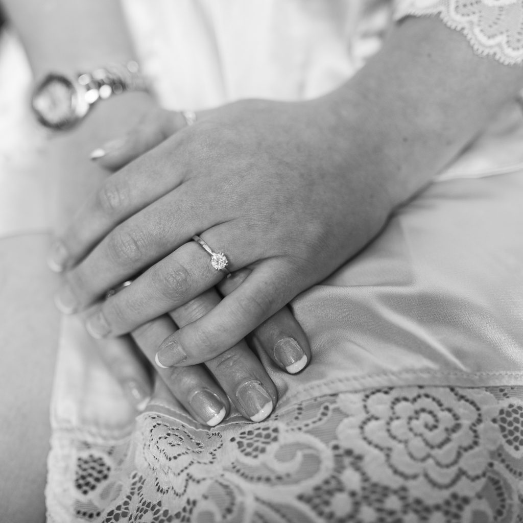 bride getting ready, wedding photographer bordeaux, wedding photographer, chateau sentout