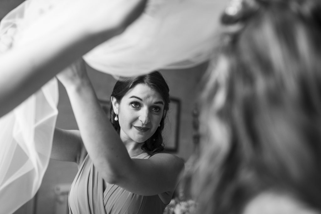 bride getting ready, wedding photographer bordeaux, wedding photographer, chateau sentout