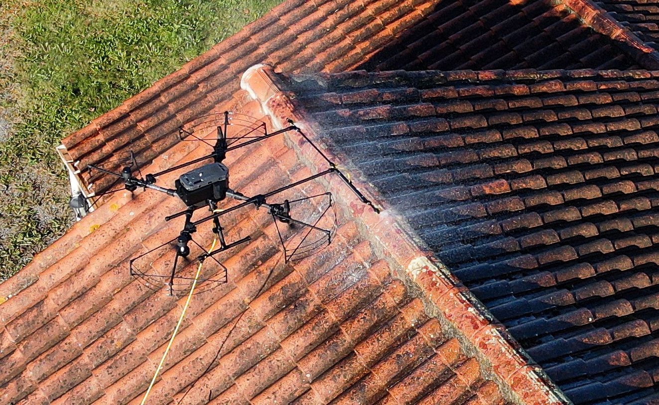 Démoussage de toiture avec un drone professionnel